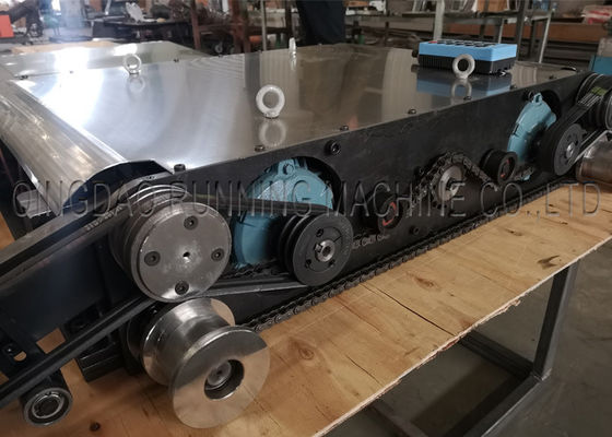 Reinigungsmaschine für Förderbandplatten mit Fernbedienung